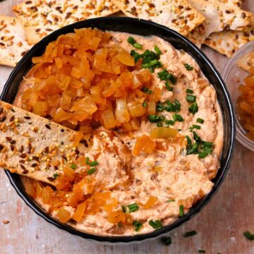 Vegan French Onion Dip with caramelized onions and crackers.