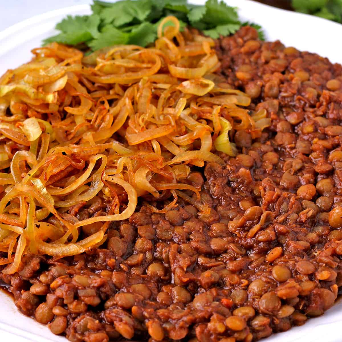 Lentils in tamarind sauce with caramelized onions.